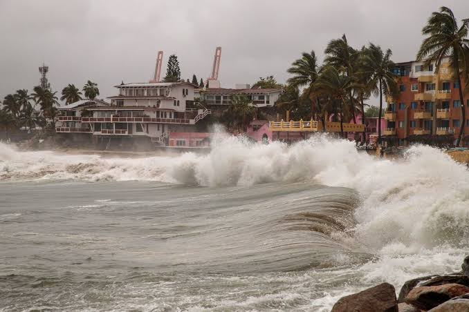 Genevieve provocó mar de fondo en la costa de Colima.jpg